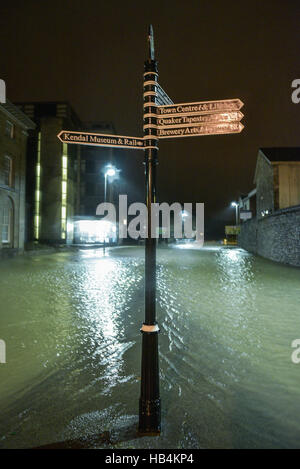 Une route inondée dans Kendal Cumbria, dans les premières heures du 6 décembre 2015 après 36 heures de pluies torrentielles. Banque D'Images