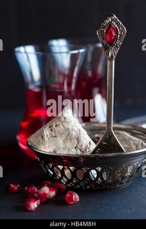 Turkish halvah, grenades et d'un plateau en peu de verres en forme de tulipe Banque D'Images