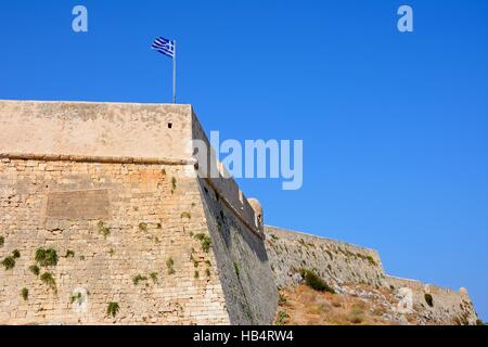 Vue sur le château vénitien de murs avec un drapeau grec sur le dessus, Rethymno, Crète, Grèce, Europe. Banque D'Images