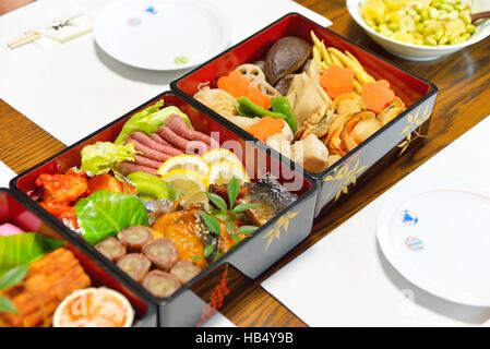 Osechi, Nouvel An japonais traditionnels, des aliments en boîtes noires lacqueware, région de Tohoku Banque D'Images