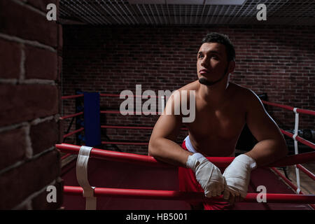 L'homme en ring de boxe Banque D'Images