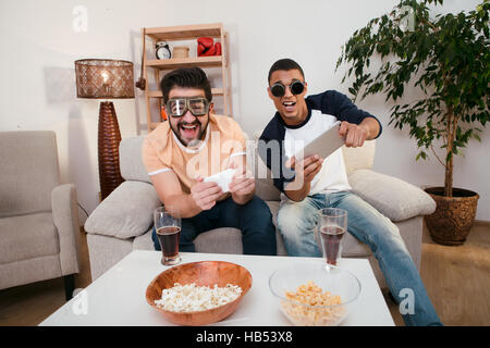 Happy friends playing computer games Banque D'Images