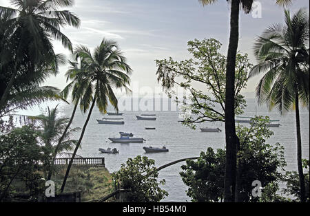 Lever du soleil scène de pêche, de tourisme et de vitesse bateaux ancrés dans la baie à Dona Paula à Goa, Inde. Banque D'Images