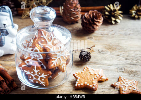 Christmas gingerbread cookies dans un bocal en verre sur la table rustique en bois avec décoration de Noël. Fête de la pâtisserie maison d'hiver. Banque D'Images