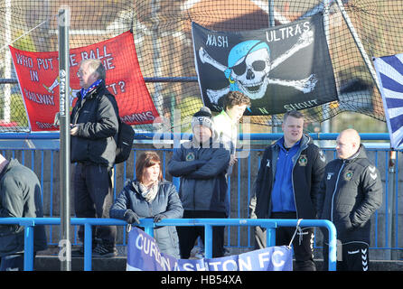 Curzon Ashton fans dans les peuplements avant l'Unis FA Cup match au stade Tameside, Ashton-under-Lyne. ASSOCIATION DE PRESSE Photo. Photo date : dimanche 4 décembre 2016. Voir l'ACTIVITÉ DE SOCCER histoire Curzon. Crédit photo doit se lire : Richard Ventes/PA Wire. RESTRICTIONS : EDITORIAL N'utilisez que pas d'utilisation non autorisée avec l'audio, vidéo, données, listes de luminaire, club ou la Ligue de logos ou services 'live'. En ligne De-match utilisation limitée à 75 images, aucune émulation. Aucune utilisation de pari, de jeux ou d'un club ou la ligue/dvd publications. Banque D'Images