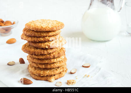 Des biscuits aux amandes sur tableau blanc avec copie espace - maison saine pâtisserie végétarien végétalien avec des amandes de noix Banque D'Images