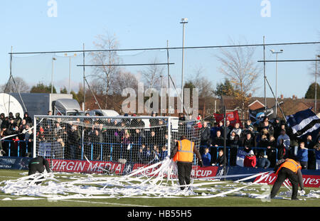 Les stewards nettoyer papier du terrain avant le match de FA Cup Emirates la Tameside Stadium, Ashton-under-Lyne. ASSOCIATION DE PRESSE Photo. Photo date : dimanche 4 décembre 2016. Voir l'ACTIVITÉ DE SOCCER histoire Curzon. Crédit photo doit se lire : Richard Ventes/PA Wire. RESTRICTIONS : EDITORIAL N'utilisez que pas d'utilisation non autorisée avec l'audio, vidéo, données, listes de luminaire, club ou la Ligue de logos ou services 'live'. En ligne De-match utilisation limitée à 75 images, aucune émulation. Aucune utilisation de pari, de jeux ou d'un club ou la ligue/dvd publications. Banque D'Images