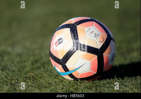 Une balle de marque Unis FA Cup au cours de la FA Cup match unis au stade de Tameside, Ashton-under-Lyne. ASSOCIATION DE PRESSE Photo. Photo date : dimanche 4 décembre 2016. Voir l'ACTIVITÉ DE SOCCER histoire Curzon. Crédit photo doit se lire : Richard Ventes/PA Wire. RESTRICTIONS : EDITORIAL N'utilisez que pas d'utilisation non autorisée avec l'audio, vidéo, données, listes de luminaire, club ou la Ligue de logos ou services 'live'. En ligne De-match utilisation limitée à 75 images, aucune émulation. Aucune utilisation de pari, de jeux ou d'un club ou la ligue/dvd publications. Banque D'Images