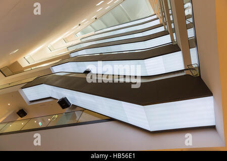 Escaliers mécaniques empilées et l'intérieur de la tour U-Dortmund ou Dortmunder U, ex-brasserie de l'Union Building, Allemagne Banque D'Images