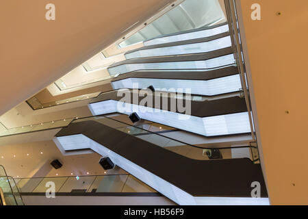 Escaliers mécaniques empilées et l'intérieur de la tour U-Dortmund ou Dortmunder U, ex-brasserie de l'Union Building, Allemagne Banque D'Images