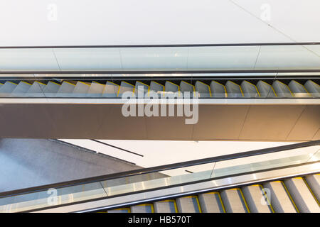 Dans les escaliers roulants superposés Dortmunder U ou Dortmund U-tour, un centre des arts et de la culture dans la région de Dortmund, Allemagne Banque D'Images