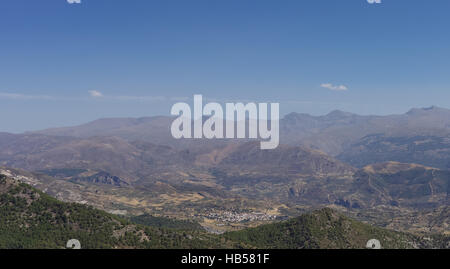 Panorama de la Sierra Nevada. Une chaîne de montagnes de la région de l'Andalousie en Espagne Banque D'Images