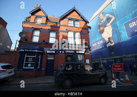 Une vue générale d'un Dixie Dean bannière à l'extérieur le sol à côté d'un hôtel avant la Premier League match à Goodison Park, Liverpool. Banque D'Images