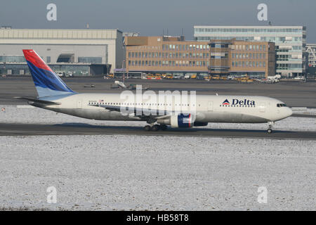 Stuttgart/Allemagne 3 Juin 2008 : Delta Boeing 767 à l'aéroport de Stuttgart. Banque D'Images