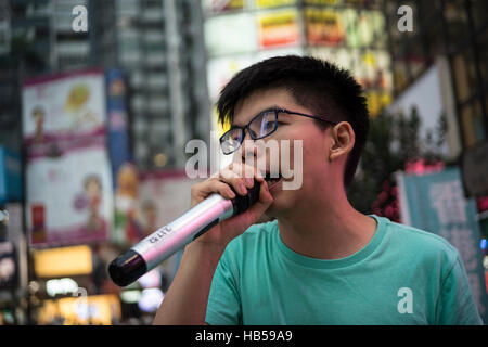 Hong Kong. 08Th Dec 2016. Hong Kong parti politique Demosisto mis en place sur la rue Booth à Causeway Bay, Hong Kong. Son secrétaire général Joshua Wong a appeler les gens à participer à la campagne tenir la semaine prochaine qui est sur la question de l'exclusion des législateurs. © Chan Hei Long/Pacific Press/Alamy Live News Banque D'Images