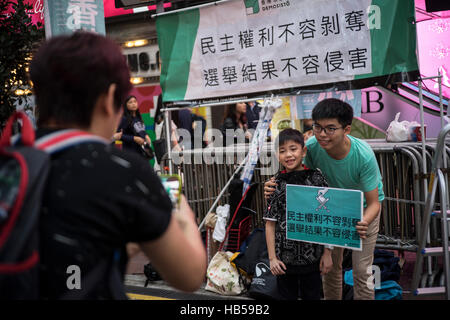 Hong Kong. 08Th Dec 2016. Hong Kong parti politique Demosisto mis en place sur la rue Booth à Causeway Bay, Hong Kong. Son secrétaire général Joshua Wong a appeler les gens à participer à la campagne tenir la semaine prochaine qui est sur la question de l'exclusion des législateurs. © Chan Hei Long/Pacific Press/Alamy Live News Banque D'Images