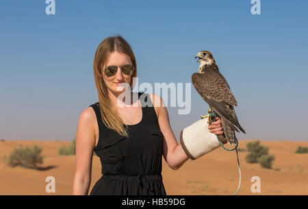 Jeune femme avec Saker falcon (Falco) churrug Banque D'Images