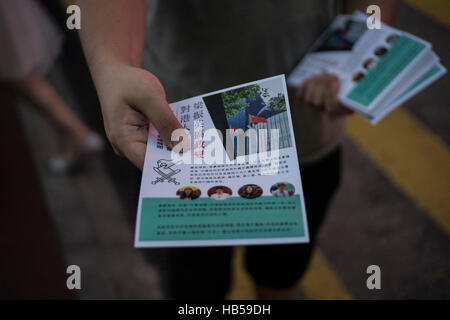 Hong Kong. 08Th Dec 2016. Hong Kong parti politique Demosisto mis en place sur la rue Booth à Causeway Bay, Hong Kong. Son secrétaire général Joshua Wong a appeler les gens à participer à la campagne tenir la semaine prochaine qui est sur la question de l'exclusion des législateurs. © Chan Hei Long/Pacific Press/Alamy Live News Banque D'Images