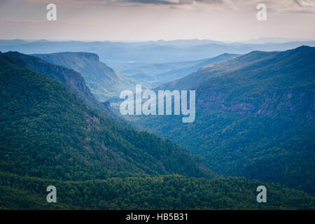 Vue sur la Gorge de Linville, Montagne imbriquée dans la forêt nationale de Pisgah, Caroline du Nord. Banque D'Images