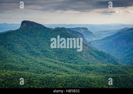 Vue sur la Gorge de Linville, Montagne imbriquée dans la forêt nationale de Pisgah, Caroline du Nord. Banque D'Images