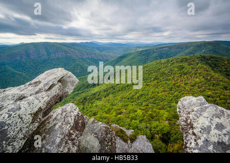 Vue sur la Gorge de Linville, Montagne imbriquée dans la forêt nationale de Pisgah, Caroline du Nord. Banque D'Images