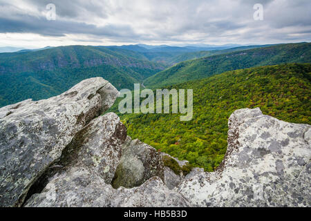 Vue sur la Gorge de Linville, Montagne imbriquée dans la forêt nationale de Pisgah, Caroline du Nord. Banque D'Images