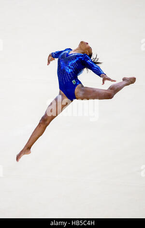 Rio de Janeiro, Brésil. 9 août 2016. Rebeca Andrade (BRA) effectue l'exercice au sol au cours de la compétition par équipe aux Jeux Olympiques d'été 2016. ©PAUL Banque D'Images