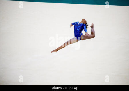 Rio de Janeiro, Brésil. 9 août 2016. Rebeca Andrade (BRA) effectue l'exercice au sol au cours de la compétition par équipe aux Jeux Olympiques d'été 2016. ©PAUL Banque D'Images