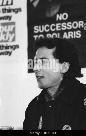 Peter Tatchell. Michael Foot de Peter Tatchell, soutient que le candidat du travail dans le Bermondsey par élection, 1983. Simon Hughes se leva pour le parti libéral. Après une campagne acharnée, les libéraux ont utilisé les frottis homophobes contre Tatchell faisant des gains énormes et occupe le siège, *** *** légende locale avec une majorité des voix exprimées. Le vote du travail est passé de 63,6  % en mai 1979 à 26,1  % comme Tatchell est arrivé loin derrière au deuxième rang, alors que le candidat conservateur, Robert Hughes, géré seulement la quatrième place. Avec un swing de 44,2 %, l'élection partielle de Bermondsey 1983 reste la plus grande élection partielle sw Banque D'Images