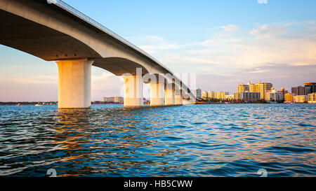 Ville de Sarasota, Floride sur pont surélevé et bay Banque D'Images