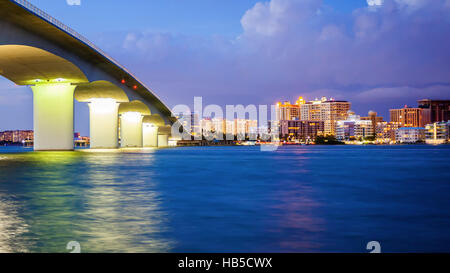 Ville de Sarasota, Floride sur pont surélevé et bay dans la nuit Banque D'Images