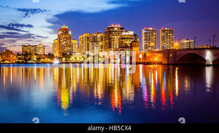 West Palm Beach, Floride skyline et les lumières de la ville alors que la nuit tombe Banque D'Images