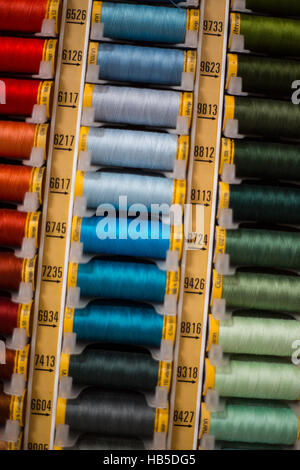 Coton coloré dans un magasin de laine Banque D'Images