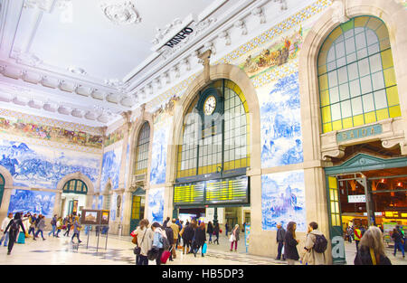 Les gens au hall principal de la gare de São Bento à Porto. Bâtiment de la gare est une attraction touristique populaire de l'Europe. Banque D'Images