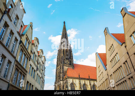Les vieux bâtiments et l'Église Lamberts lors de l'historique place Prinzipalmarkt Münster, Allemagne Banque D'Images