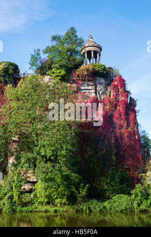 Temple de la Sibylle dans le Parc des Buttes Chaumont à Paris, en France, à l'automne Banque D'Images