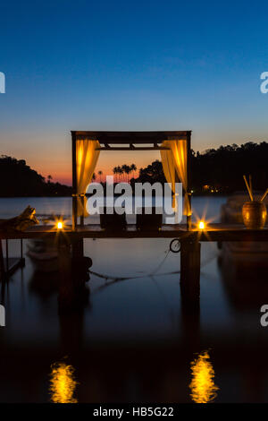 Terrasse avec pergola salons thaïlandais au coucher du soleil sur la jetée en bois à Koh Chang Banque D'Images