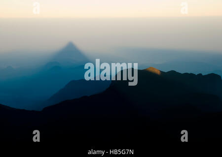 Adam's Peak Shadow - Sri Lanka Banque D'Images