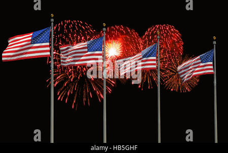 D'artifice aérienne derrière quatre drapeaux américains flottant. Banque D'Images