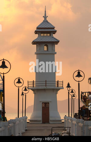 Lever du soleil avec le light house et le quai sur l'Île de Ko Chang, Thaïlande Banque D'Images