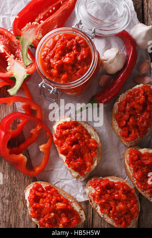 Apéritif à l'ail poivrons ajvar de close-up sur la table. vertical Vue de dessus Banque D'Images