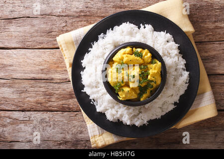 Poulet Korma sauce crème de coco et de riz servi dans une vue de dessus horizontale. Banque D'Images