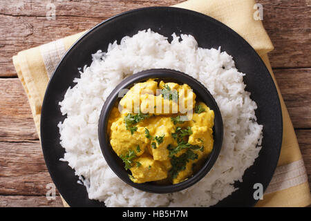 La cuisine indienne : Korma Poulet en sauce coco et riz basmati close-up sur la table horizontale vue du dessus. Banque D'Images