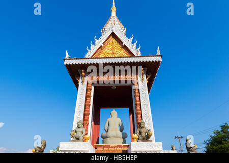 Vue arrière du temple bouddhiste thaï dans Trat, Thaïlande Banque D'Images