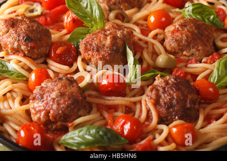 Arrière-plan de l'alimentation : spaghetti aux boulettes de viande en sauce tomate horizontale de macro. Banque D'Images