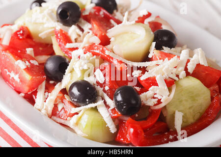 Légumes salade shopska bulgare avec macro de fromage sur une assiette. L'horizontale Banque D'Images