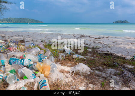 Les bouteilles en plastique, des ordures et déchets sur la plage de Koh Rong, Cambodge Banque D'Images