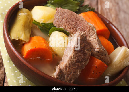 Le Français Pot-au-feu de macro dans un bol de soupe sur la table horizontale. Banque D'Images