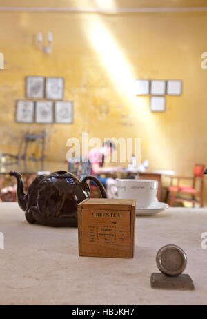 Café théière à fort Kochi (Cochin), Kerala, Inde Banque D'Images