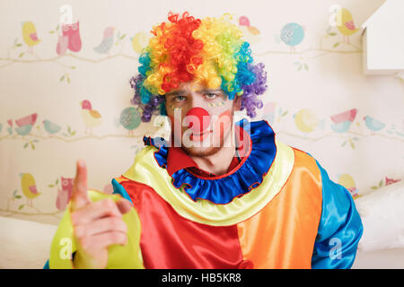 En Clown costume drôle montrer du doigt. Banque D'Images